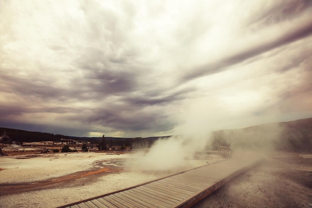 Promenade en bois le long des champs de geyser dans le Parc National de Yellowstone, USA