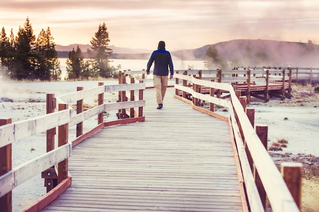 Promenade en bois le long des champs de geyser dans le Parc National de Yellowstone, USA