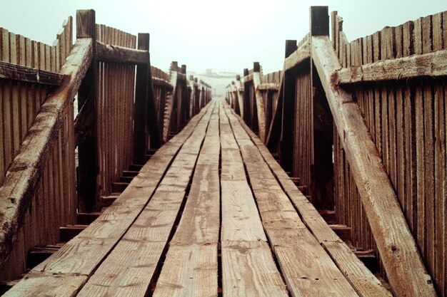 Photo promenade en bois sur la plage tropicale