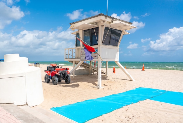 Promenade en bord de mer avec palmiers par une journée ensoleillée à fort lauderdale