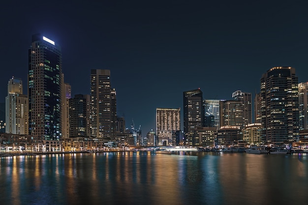 Photo promenade et canal dans la marina de dubaï, dubaï, émirats arabes unis