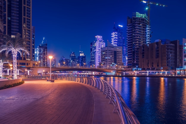 Promenade et canal dans la marina de Dubaï