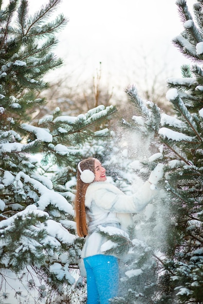 Une promenade dans une forêt d'hiver en Pologne Robe chaude Pins dans la neige Chaussures d'hiver