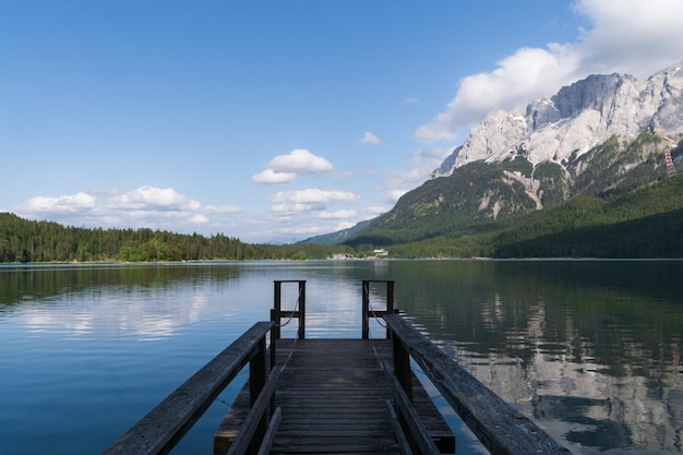 Une promenade dans le lac dans les Alpes Bavière avec ciel reflétant et montagnes dans l'eau