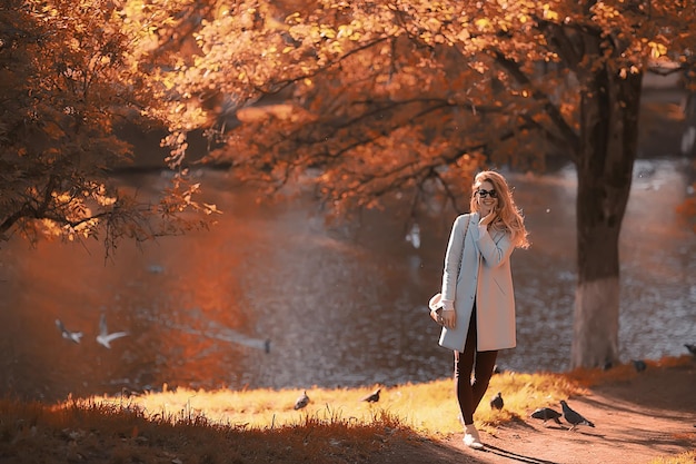 promenade dans le parc d'automne / belle fille dans le parc d'automne, modèle de bonheur féminin et de plaisir dans les arbres jaunes octobre