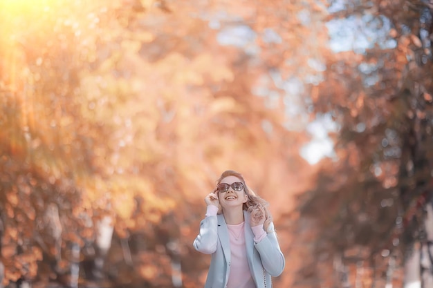 promenade dans le parc d'automne / belle fille dans le parc d'automne, modèle de bonheur féminin et de plaisir dans les arbres jaunes octobre