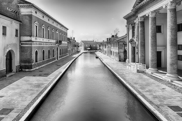 Une promenade dans les pittoresques canaux de Comacchio, en Italie