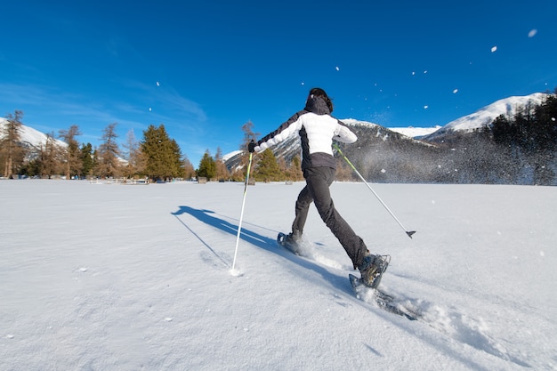 Promenade dynamique en raquettes dans une étendue de neige