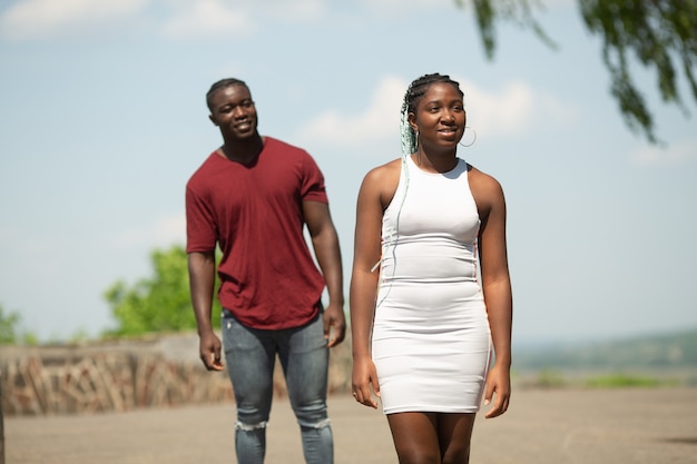 promenade estivale de jeunes beaux couples africains dans le parc