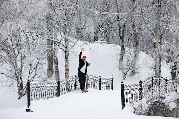 Promenade d'hiver avec un parapluie. Homme dans un manteau avec un parapluie, marche dans le contexte du paysage d'hiver, vue d'hiver