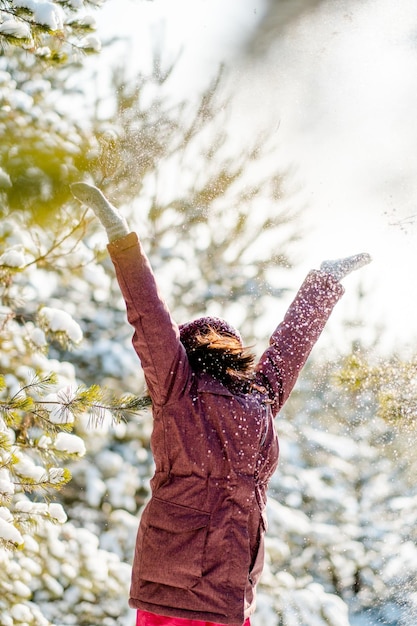 Une promenade hivernale active en forêt avec un enfant Vacances de Noël actives