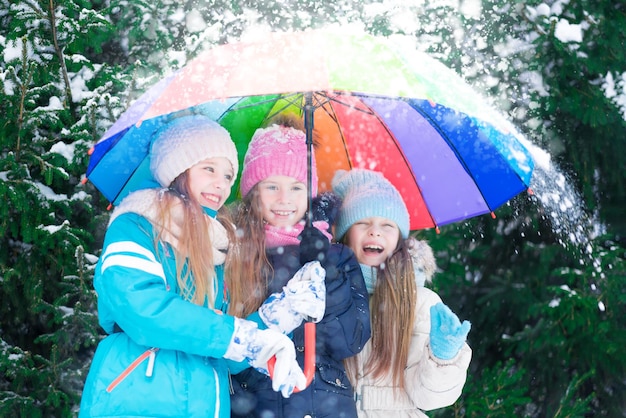 Promenade hivernale amusante de trois belles petites filles