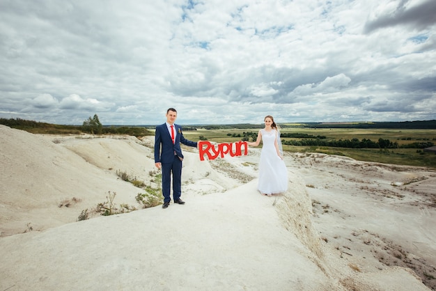 Promenade de mariage sur la nature