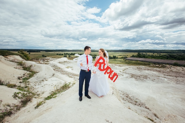 Promenade de mariage sur la nature