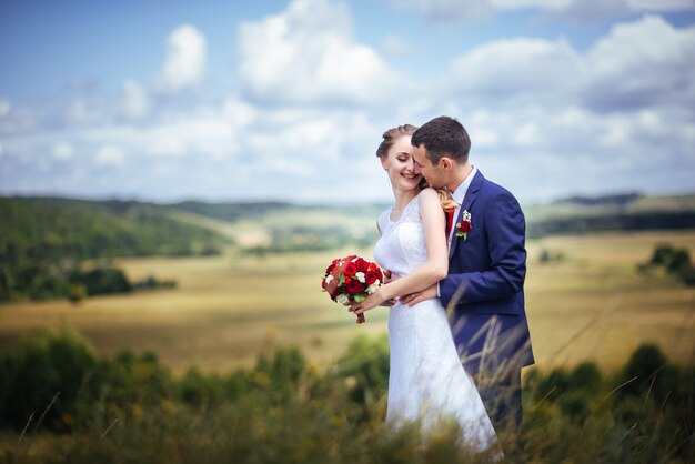 Promenade de mariage sur la nature