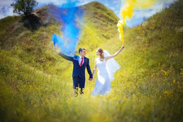 Promenade de mariage sur la nature