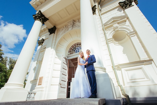 Promenade de mariage près de la cathédrale