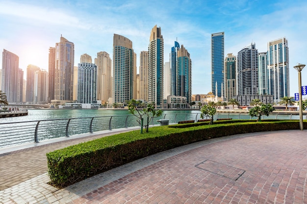 Promenade de la marina de Dubaï dans les gratte-ciel des immeubles résidentiels des Émirats Arabes Unis