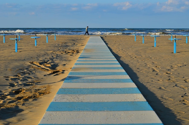 Une promenade menant à la mer contre le ciel