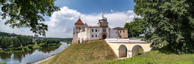 Promenade panoramique surplombant la vieille ville et les bâtiments historiques du château médiéval près de la rivière large