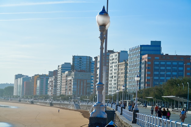 Promenade de la plage de Gijon San Lorenzo dans les Asturies