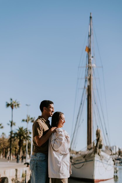 Photo une promenade romantique le long du port de plaisance animé de barcelone