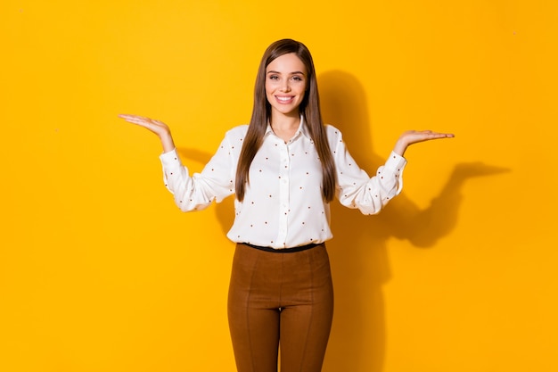 le promoteur de la fille joyeuse et positive détient la promotion de l'annonce publicitaire