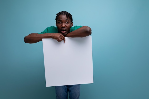 Promoteur masculin démontrant un tableau de maquette pour les notes