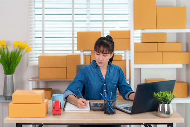 Propriétaire asiatique femme d'affaires travaille à la maison