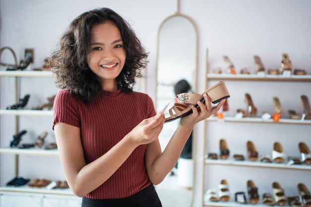 Propriétaire d'une boutique de mode asiatique dans sa boutique