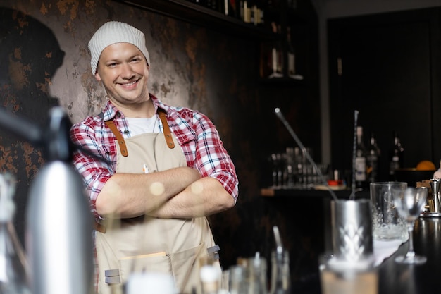 Propriétaire de café Agréable homme ravi assis près du comptoir souriant