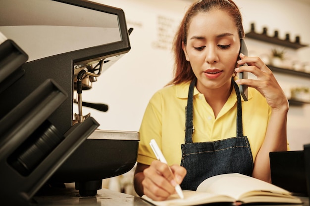 Propriétaire d'un café appelant le fournisseur