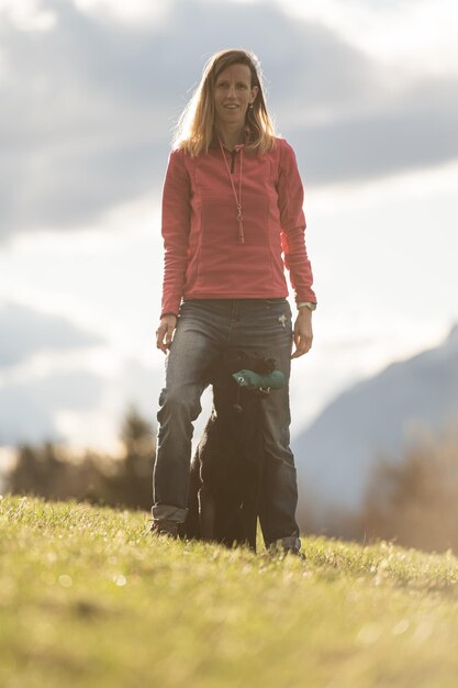 Propriétaire de chien et son labrador retriever avec mannequin dans sa bouche