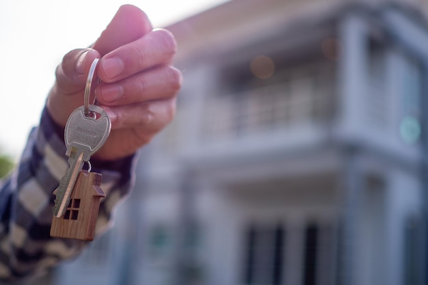 Le propriétaire déverrouille la clé de la maison neuve