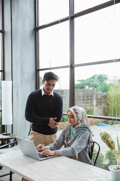 propriétaire donnant un briefing à un nouvel employé