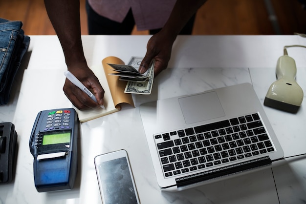 Photo un propriétaire d'entreprise a de l'argent