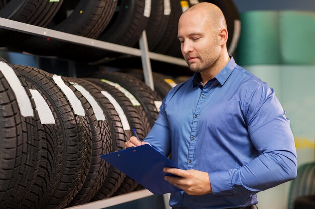 propriétaire d'une entreprise automobile et pneus de roue au service de voiture