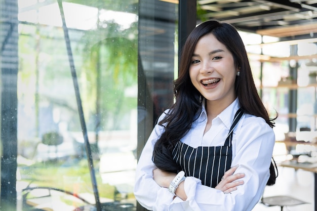 propriétaire d&#39;entreprise debout devant le café avec un sourire, les propriétaires d&#39;entreprise