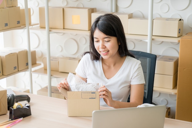 Propriétaire D'entreprise Femmes Asiatiques Travaillant à La Maison Avec Boîte D'emballage Sur Le Lieu De Travail