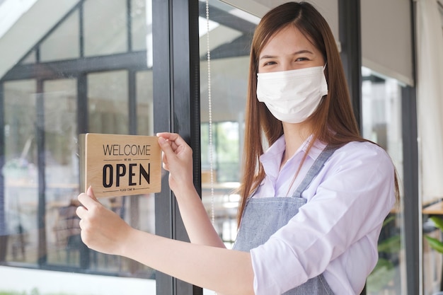 Le propriétaire de l'entreprise ouvre le restaurant comme une nouvelle norme