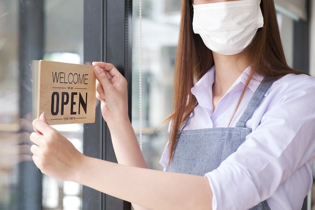 Le propriétaire de l'entreprise ouvre le restaurant comme une nouvelle norme