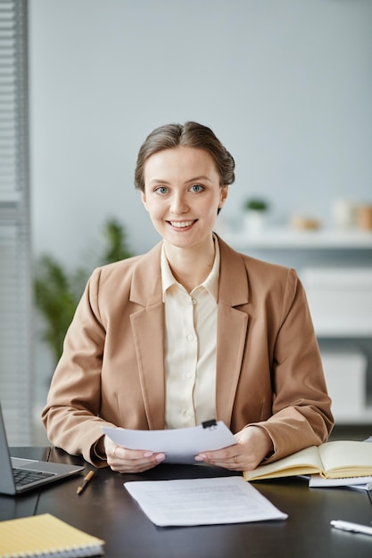 Propriétaire d'entreprise souriant sur le lieu de travail