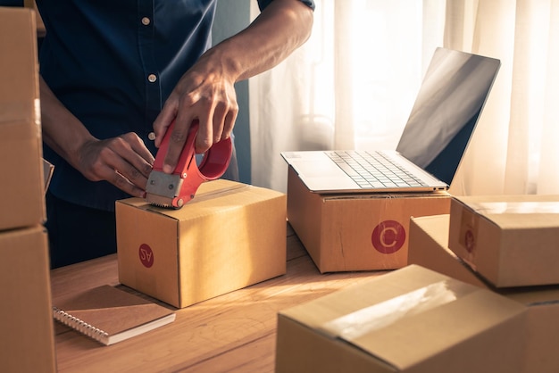 Photo propriétaire d'entreprise travaillant à emballer la commande pour l'expédier au client