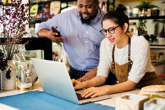 Propriétaire de l&#39;entreprise utilise un ordinateur portable