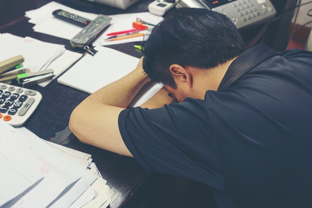 Propriétaire face à la table, se sentir fatigué après de longues heures d&#39;ouverture