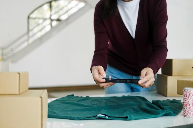 Propriétaire féminin prenant des photos du produit en ligne