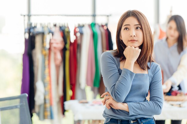 Propriétaire de magasin de vêtements pensant s'inquiéter des problèmes financiers revenus et bénéfices de l'argent