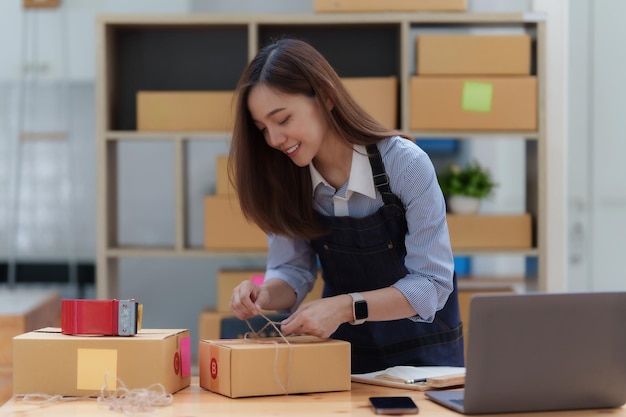 Propriétaire d'une petite entreprise asiatique travaillant au bureau à domicile