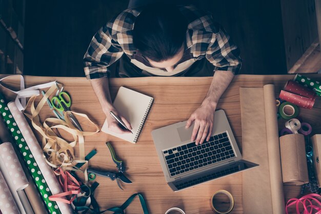 Propriétaire de petite entreprise dans son magasin de fleurs