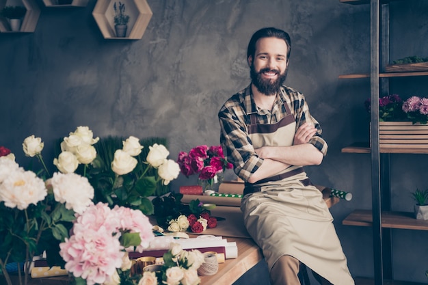 Propriétaire de petite entreprise dans son magasin de fleurs